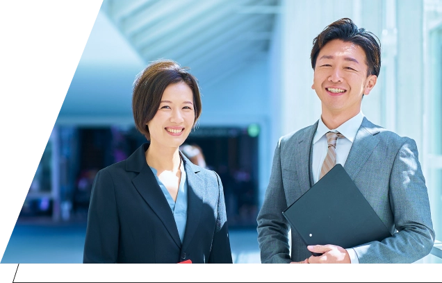 輝く笑顔でビジネスをリードする二人