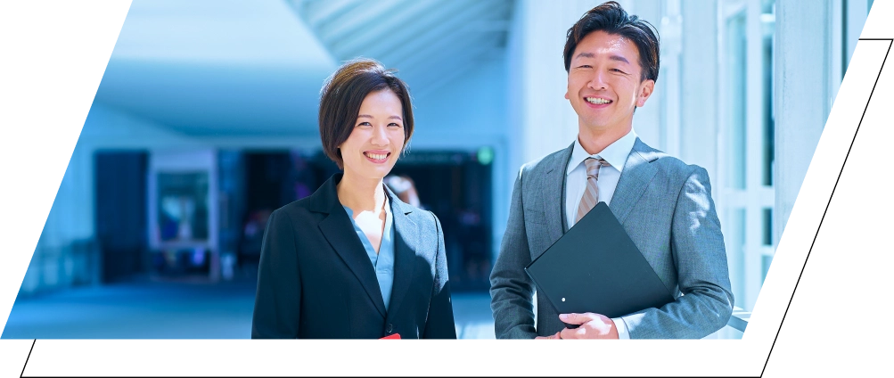 輝く笑顔でビジネスをリードする二人