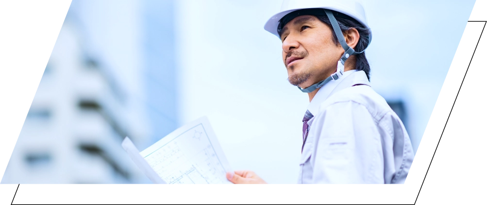 建設現場を指揮するベテラン技師